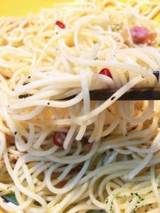パスタをお箸で食べる ペペロンチーノのおいしい食べ方。最高品質、酸度0.1のエクストラバージンオリーブオイルで大変身